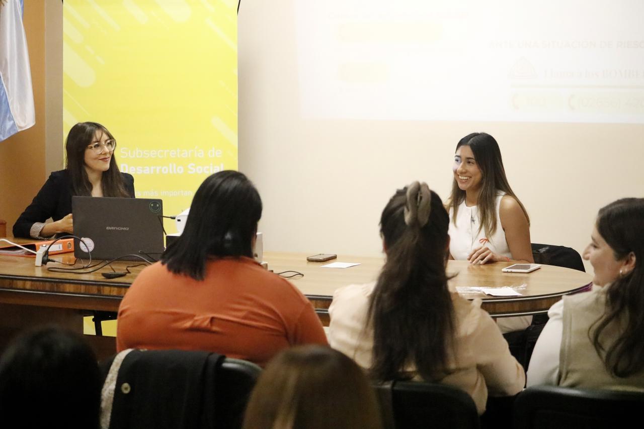 Ainara Arce sonriendo durante una charla con un cliente