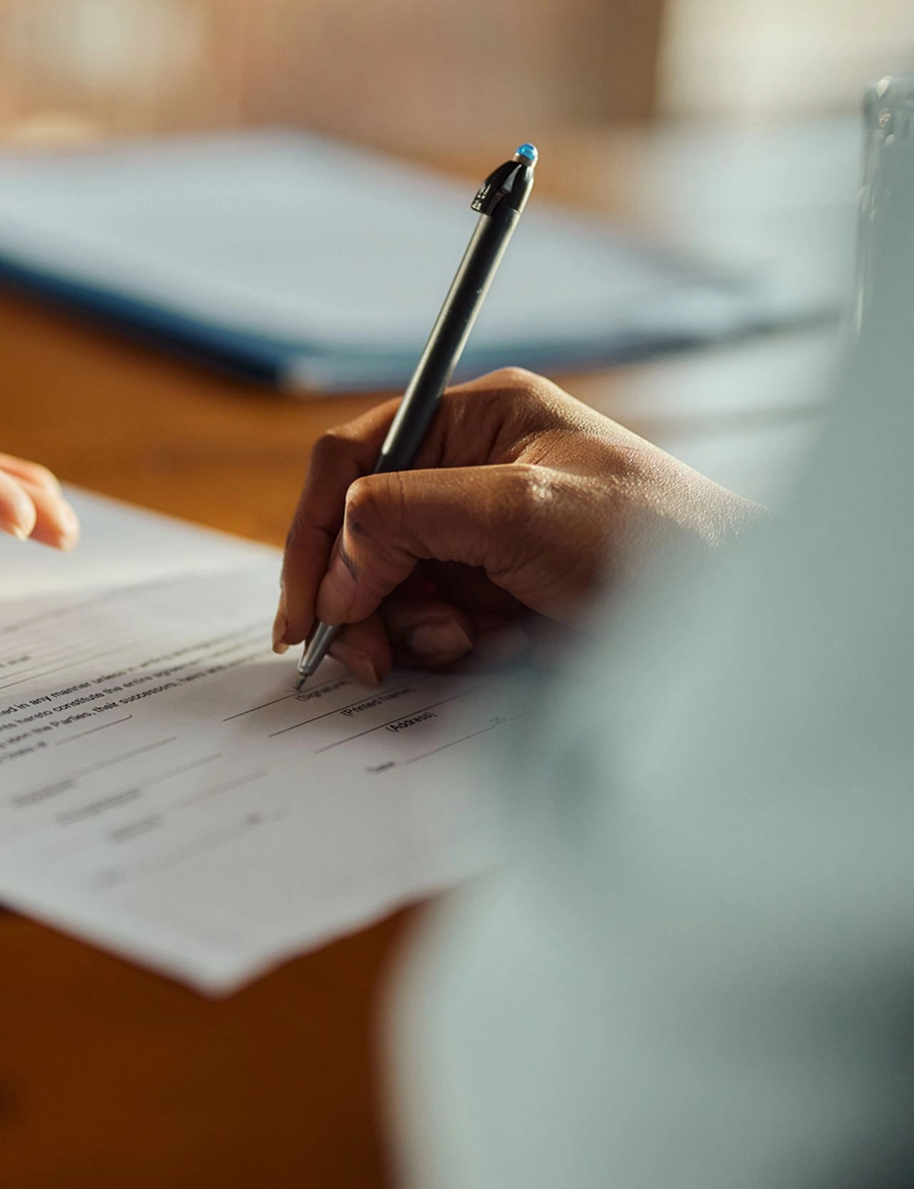 Firma de un contrato, representando el derecho civil