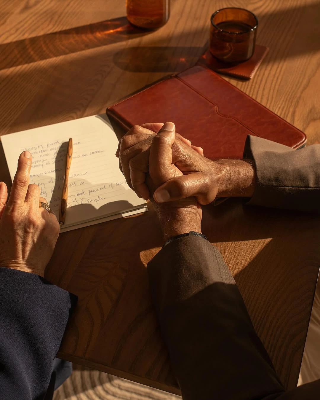 Manos tomando notas durante una consulta
